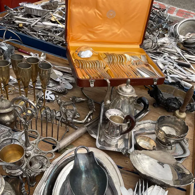 Argenterie ancienne : ménagère dans son écrin, théière, timbales et plats